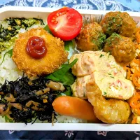 Snapdishの料理写真:本日の日替わり弁当

①自家製ミートボール
②厚焼きたまご（かにかま・かいわれ）
③鶏皮餃子
④ポキポキウインナー
⑤人参シリシリ〜
⑥ひじき煮（TOPVALU惣菜）
⑦カニクリームコロッケ
⑧COSTCOの大きなプチトマト