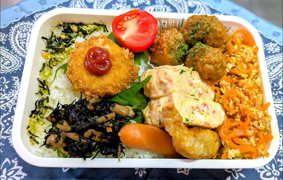 本日の日替わり弁当

①自家製ミートボール
②厚焼きたまご（かにかま・かいわれ）
③鶏皮餃子
④ポキポキウインナー
⑤人参シリシリ〜
⑥ひじき煮（TOPVALU惣菜）
⑦カニクリームコロッケ
⑧COSTCOの大きなプチトマト|TakeBooさん