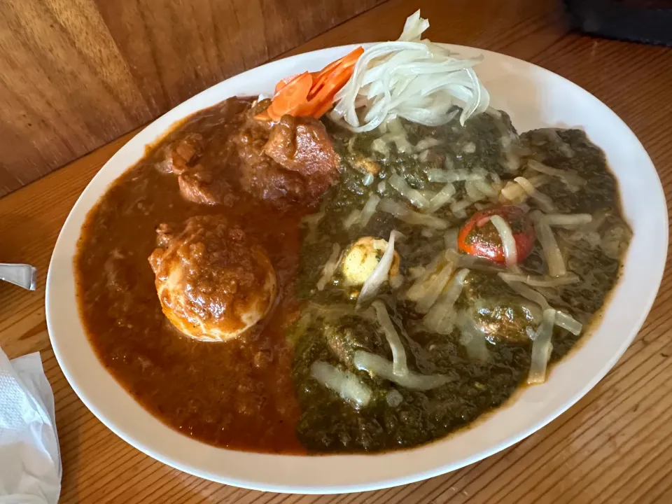 大辛ほうれん草チーズ🌱🧀大辛チキンのあいがけ🍛🌶️🔥味玉トッピング🥚ピクルスマシマシ🥒|buhizouさん