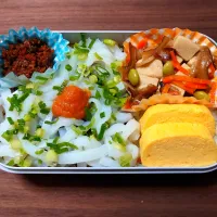 Snapdishの料理写真:今日の手作り弁当はイカ丼弁当（海鮮丼弁当）。

献立は、
・酢飯
・イカの刺身
・辛子明太子
・だし巻き卵
・高野豆腐
・弁慶のほろほろ漬| Mars＠釜飯作り研究中さん