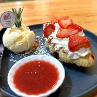 Strawberry croffle|Ratthee.Tantiwidchayawongさん