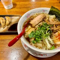 Snapdishの料理写真:お昼にここは初めてかも。
醤油も初めてかも。
醤油のワンタン麺を頂きました。
ごちそうさまでした。|Takeshi  Nagakiさん