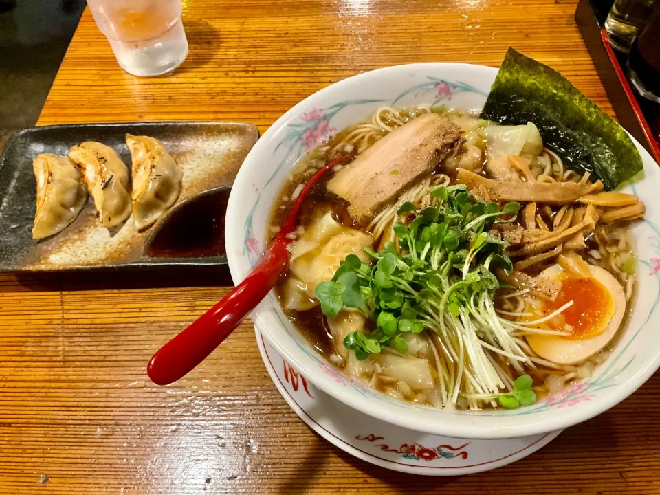 お昼にここは初めてかも。
醤油も初めてかも。
醤油のワンタン麺を頂きました。
ごちそうさまでした。|Takeshi  Nagakiさん