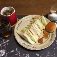 Snapdishの料理写真:トーストサンドイッチ、ミニあんぱん、沢庵、カットワカメ＆フライドレッドオニオン入りタマネギスープ、麦茶、りんご＆カシスジャム入りヨーグルト(昼飯)|enarinさん