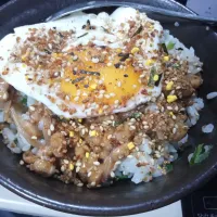 Snapdishの料理写真:なめ茸と肉そぼろ入りショゴス丼|darkbaronさん