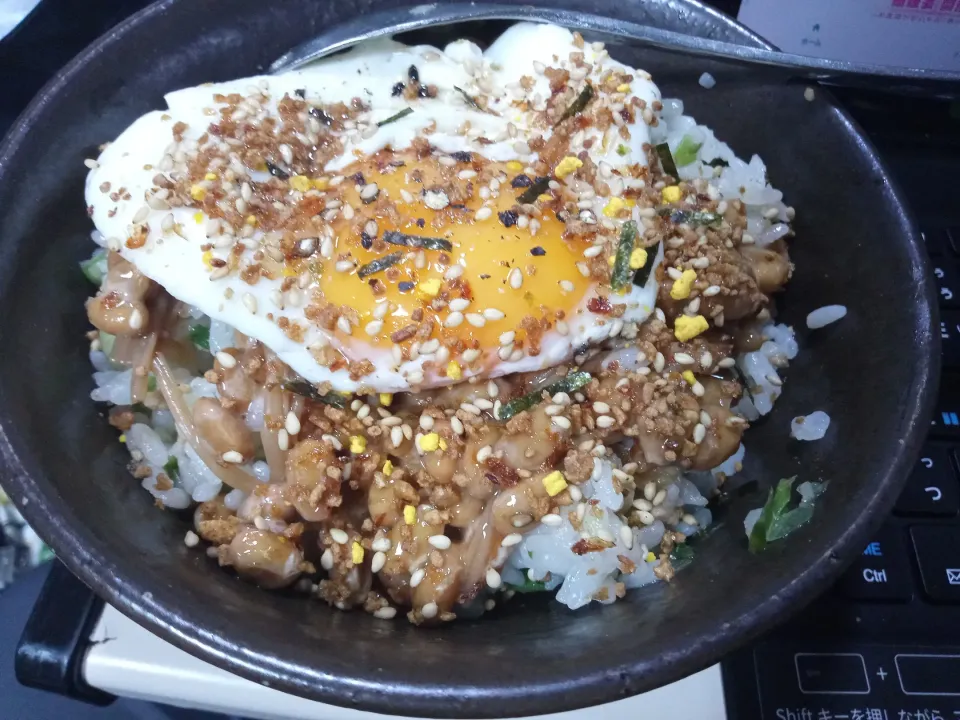 なめ茸と肉そぼろ入りショゴス丼|darkbaronさん