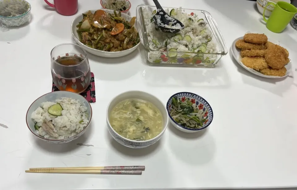 Snapdishの料理写真:晩御飯☆秋刀魚と胡瓜の混ぜ寿司☆コロッケ☆肉野菜炒め☆もやしとほうれん草のお浸し☆かにとワカメの中華スープ|Saharaさん