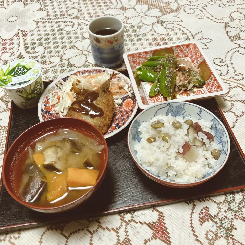 grandmaの晩ごはん☆ 今夜はさつま芋➕黒豆ご飯
鯵フライとお味噌汁で頂きます|kaoriさん