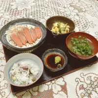 Snapdishの料理写真:grandmaの晩ごはん☆ 今夜はサーモンのお造り、ゴーヤの玉子とじ、昨日のお味噌汁で頂きます|kaoriさん