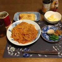 Snapdishの料理写真:ガーリックナポリタンスパゲッティ、網焼き油揚げ、味玉、小松菜のお浸し、沢庵、ワカメ＆揚げ玉ねぎ入りタマネギスープ、麦茶、りんご(夕飯)|enarinさん