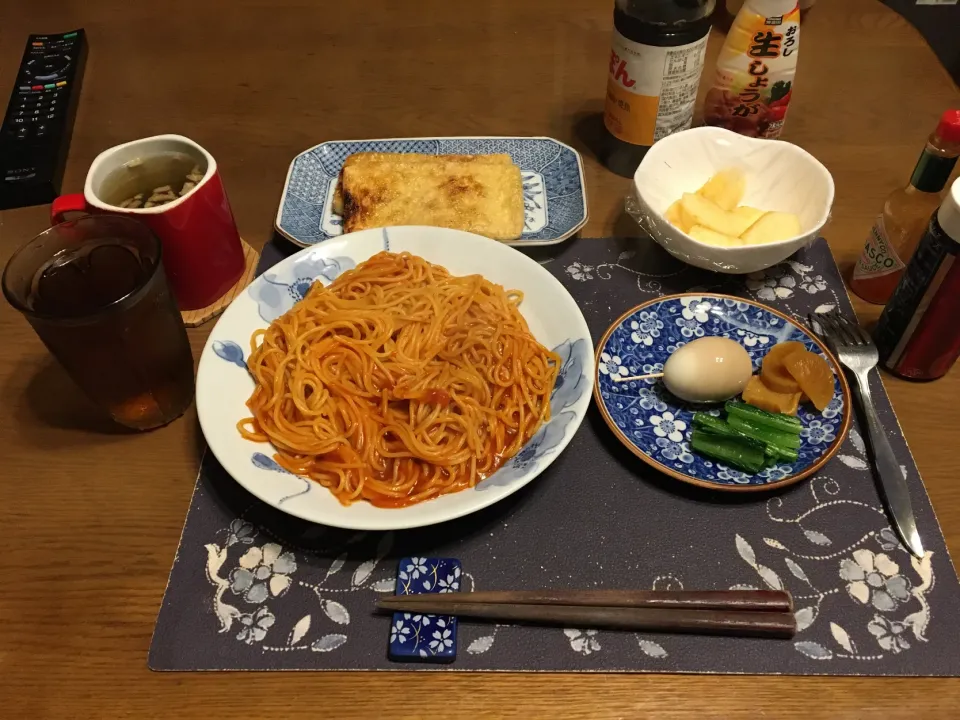 ガーリックナポリタンスパゲッティ、網焼き油揚げ、味玉、小松菜のお浸し、沢庵、ワカメ＆揚げ玉ねぎ入りタマネギスープ、麦茶、りんご(夕飯)|enarinさん