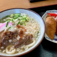 Snapdishの料理写真:今どき有り得ない価格の食堂の 肉うどん450円とこの店の名物いなり170円|🐈⸒⸒⸒⸒つるのダンス🐈🐾さん