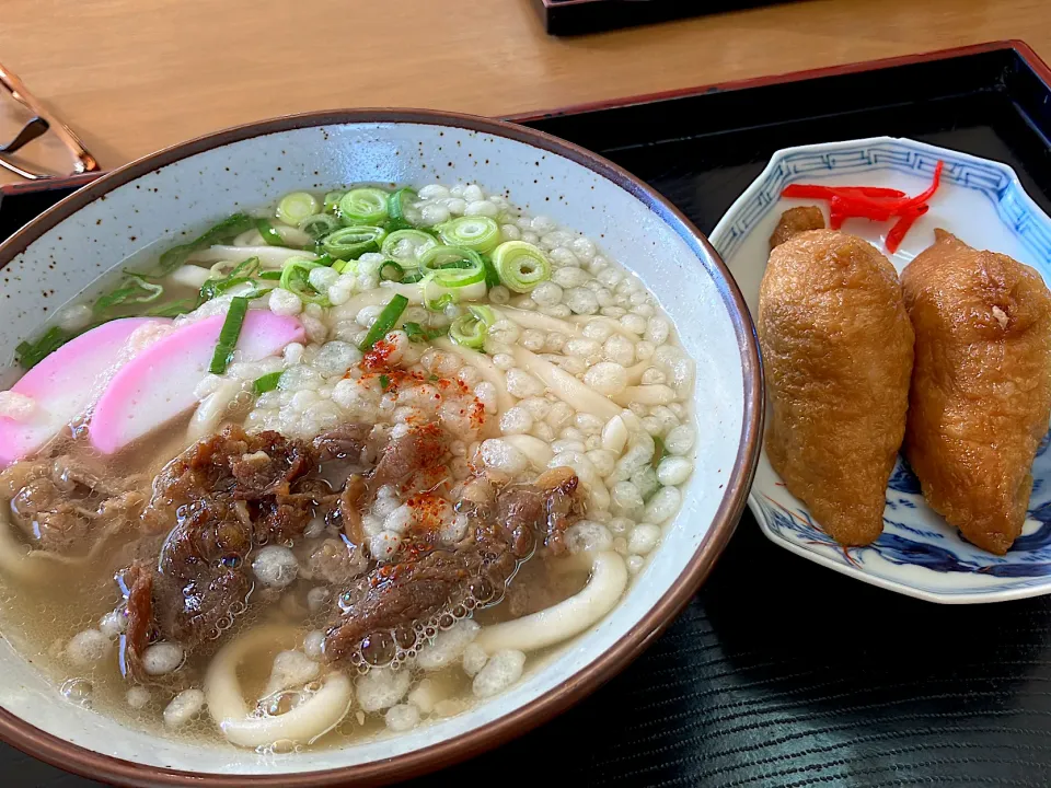 今どき有り得ない価格の食堂の 肉うどん450円とこの店の名物いなり170円|🐈⸒⸒⸒⸒つるのダンス🐈🐾さん