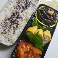 Snapdishの料理写真:☆高校生弁当☆もち麦入りゆかりごはん、ひじき煮物、ほうれん草ゴマ和え、シラス卵焼き、海老チリ、通りもん|ｼｮｺﾗさん