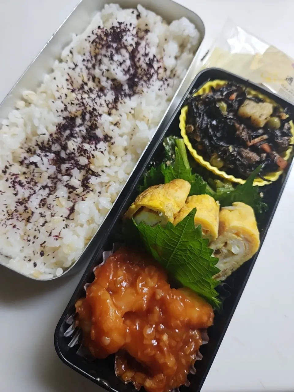 ☆高校生弁当☆もち麦入りゆかりごはん、ひじき煮物、ほうれん草ゴマ和え、シラス卵焼き、海老チリ、通りもん|ｼｮｺﾗさん