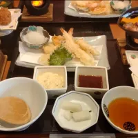 Snapdishの料理写真:かごの屋　ステーキ天ぷら定食　プラス牡蠣フライ| よっちびやばんぶーさん