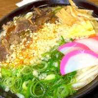 Snapdishの料理写真:もう多分70年以上にはなる駅の立ち食いうどん◥█̆̈◤࿉∥ 肉かやくうどん かやくの具材は卵焼き、干し椎茸の甘煮、キツネ揚げの刻み、かまぼこ、天かす、ネギ 特に大量に入った干し椎茸が美味しい❣️|🐈⸒⸒⸒⸒つるのダンス🐈🐾さん