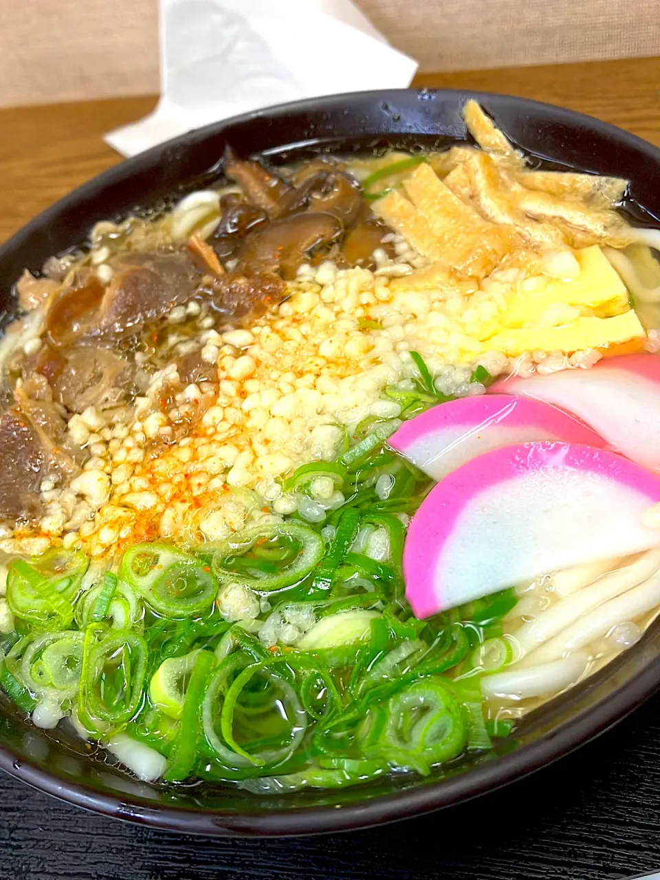 もう多分70年以上にはなる駅の立ち食いうどん◥█̆̈◤࿉∥ 肉かやくうどん かやくの具材は卵焼き、干し椎茸の甘煮、キツネ揚げの刻み、かまぼこ、天かす、ネギ 特に大量に入った干し椎茸が美味しい❣️|🐈⸒⸒⸒⸒つるのダンス🐈🐾さん