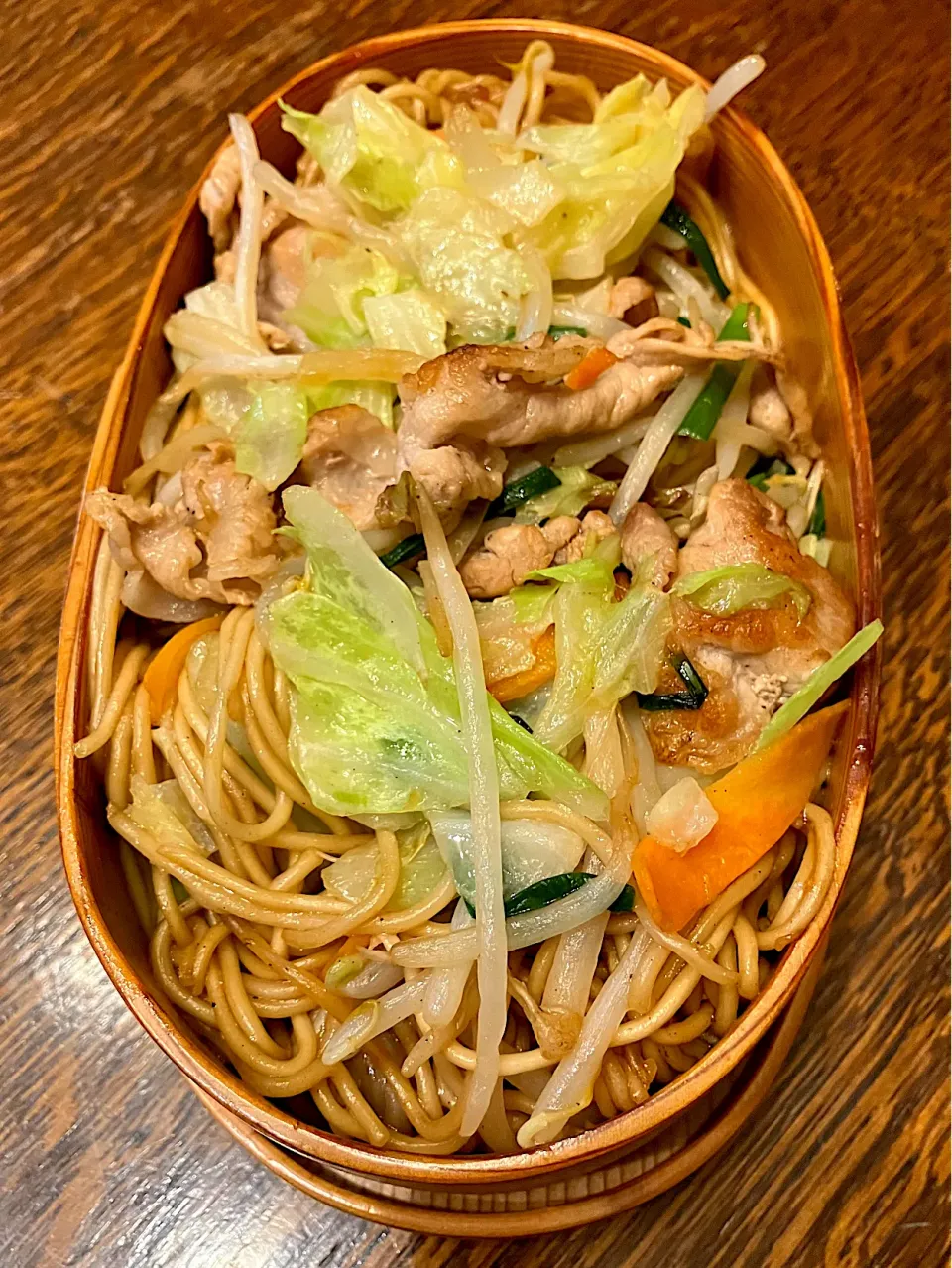 お父ちゃんの作る焼きそば弁当　麺だけしっかり炒めて、麺にしっかりソースを絡ませる。その後に先に炒めておいた豚肉と野菜を合体。|tetsuya fujiさん