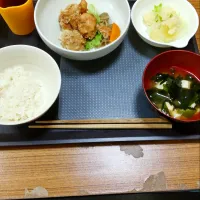 唐揚げ、ポテトサラダ、味噌汁、ご飯、、会社の昼ごはん|杉ちゃんさん