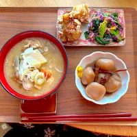 豚汁、玉コン、唐揚げ、もってのほか（食用菊）ワカメ、小松菜のツナ和え|りえはるさん