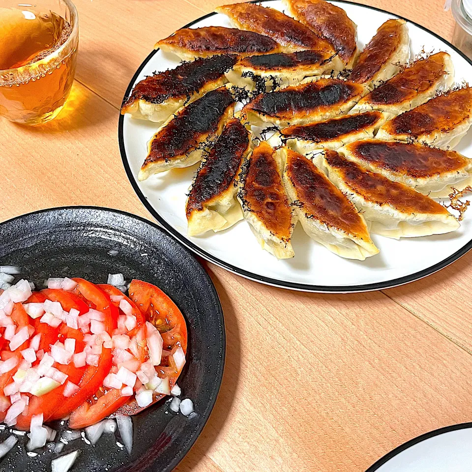 餃子と冷やしトマト🍅|まっふぃーさん