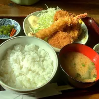 Snapdishの料理写真:チキンカツとエビフライとメンチカツセット😋|アライさんさん