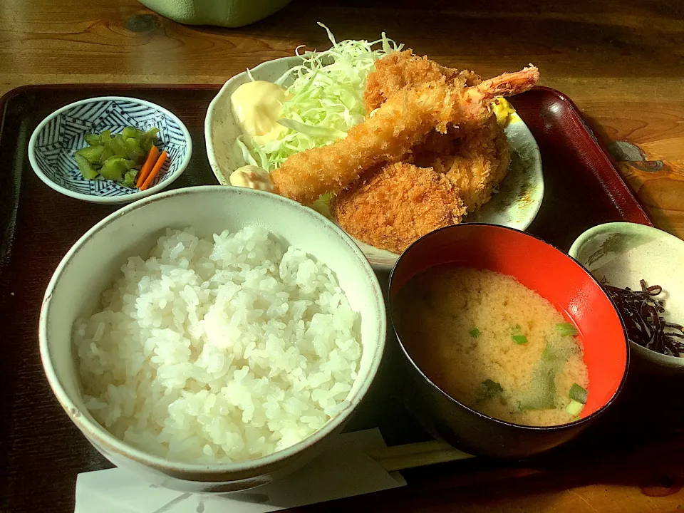 チキンカツとエビフライとメンチカツセット😋|アライさんさん