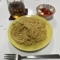 Snapdishの料理写真:晩御飯はカルディで買ったパスタソースで☆アーリオ・ペペロンチーノパスタ☆プチトマトと一口モッツァレラでカプレーゼ|Saharaさん