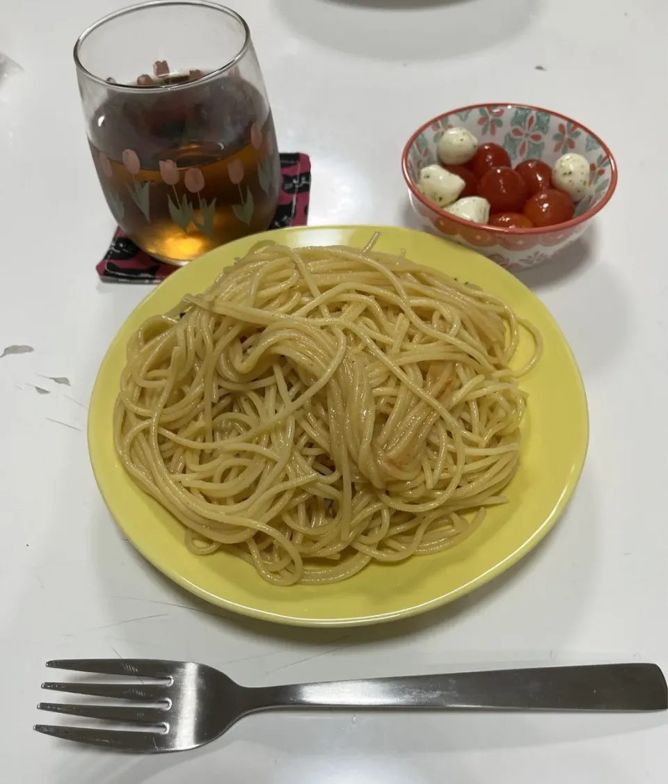 晩御飯はカルディで買ったパスタソースで☆アーリオ・ペペロンチーノパスタ☆プチトマトと一口モッツァレラでカプレーゼ|Saharaさん