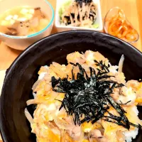 Snapdishの料理写真:甘糀で親子丼　ごぼう入り|チョコさん