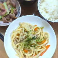 焼うどん、砂肝と小松菜炒め、ゴボウの味噌汁|お弁父ちゃん‼️さん