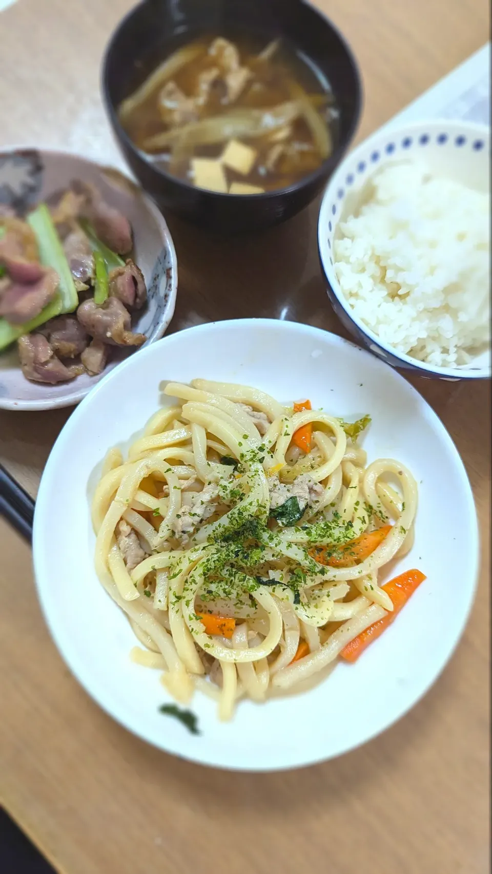 焼うどん、砂肝と小松菜炒め、ゴボウの味噌汁|お弁父ちゃん‼️さん