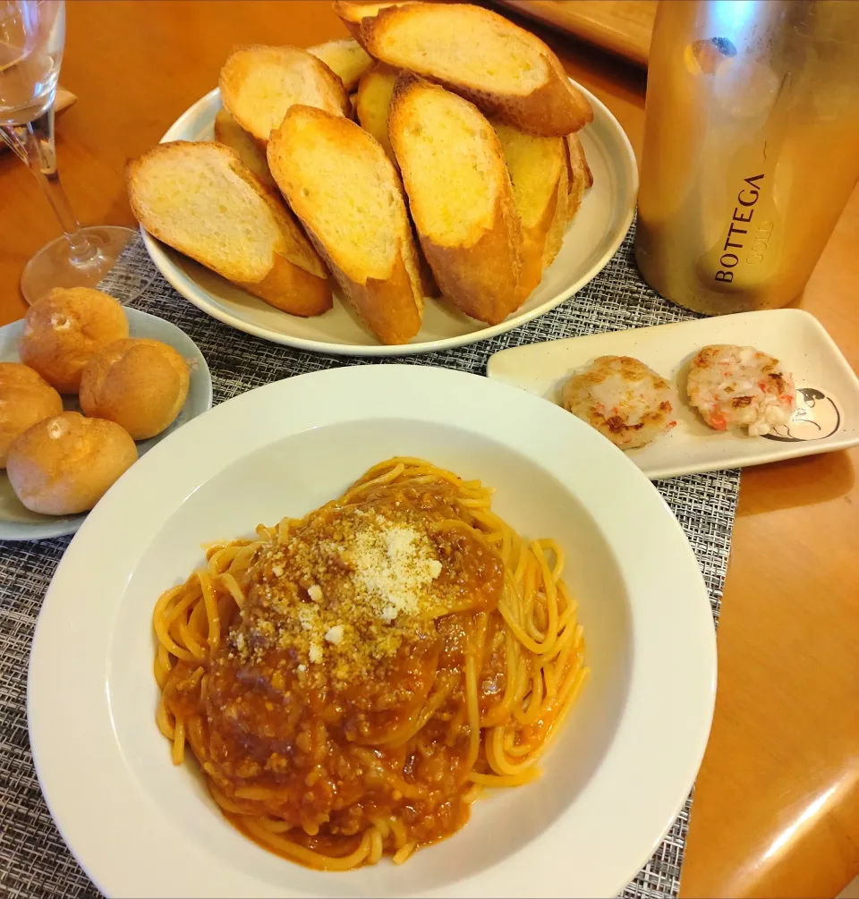 ☆ミートスパゲッティ　☆カニカマはんぺん焼き　☆バケット　☆プチシュークリーム　☆スパークリングワイン|chikakoさん