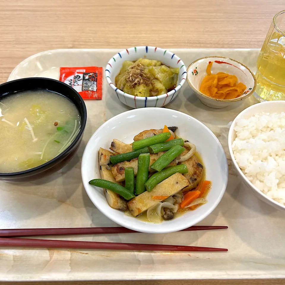 寮の朝ごはん😋さつま揚げと野菜の炒め物|すかラインさん