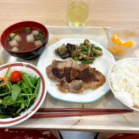 Snapdishの料理写真:寮の晩ごはん😋ポークソテー|すかラインさん