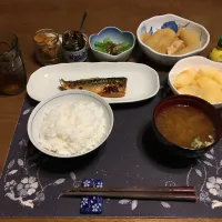 Snapdishの料理写真:ご飯(青森米本部さんの青天の霹靂。2合炊き)、塩鯖焼き、大根とじゃがいもと厚揚げの煮物、小松菜のお浸し、沢庵、しじみの味噌汁、麦茶、りんご(夕飯)|enarinさん