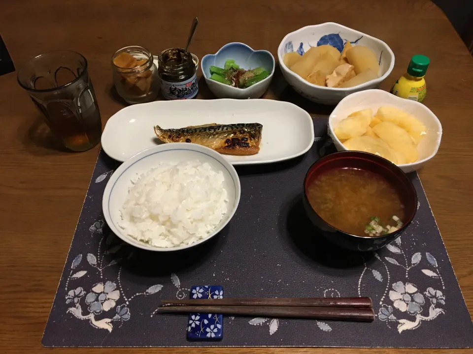 ご飯(青森米本部さんの青天の霹靂。2合炊き)、塩鯖焼き、大根とじゃがいもと厚揚げの煮物、小松菜のお浸し、沢庵、しじみの味噌汁、麦茶、りんご(夕飯)|enarinさん