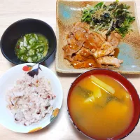 Snapdishの料理写真:2024 1111　豚のソース照り焼き　水菜と海苔の揚げじゃこサラダ　山芋となめこのあおさ和え　じゃがいもとわかめのお味噌汁|いもこ。さん