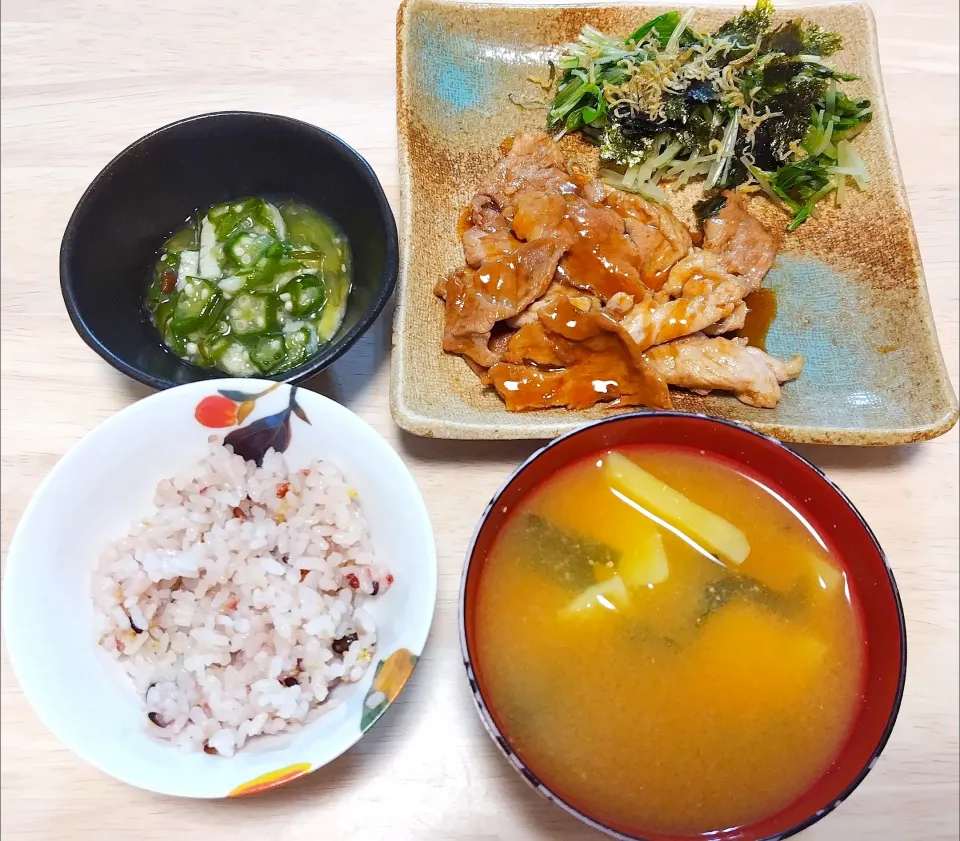 2024 1111　豚のソース照り焼き　水菜と海苔の揚げじゃこサラダ　山芋となめこのあおさ和え　じゃがいもとわかめのお味噌汁|いもこ。さん