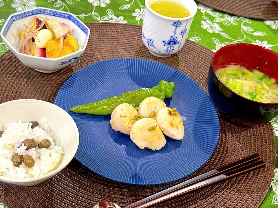 秋の焼き野菜サラダに帆立のサッと焼きにむかごご飯🍚|Seikoさん