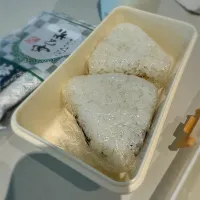 Snapdishの料理写真:朝むすび🍙（キクラゲ昆布・鯖ほぐし）|morimi32さん