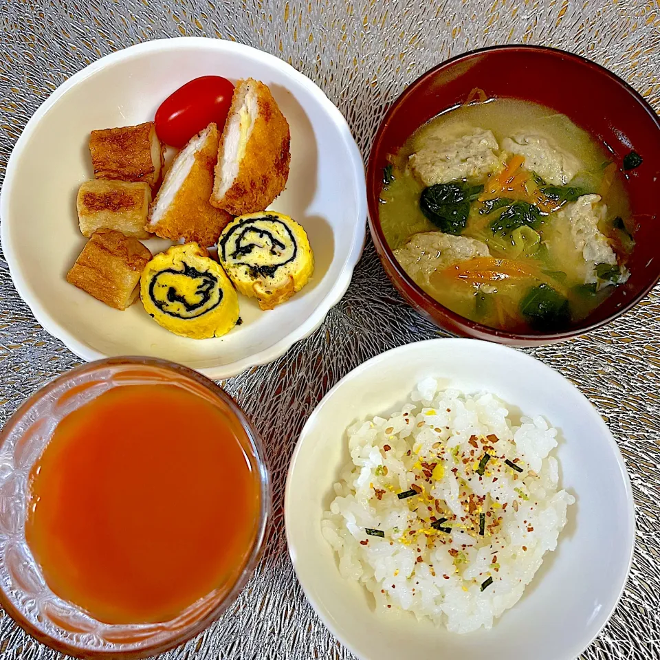 年少さんの朝ご飯　　　　　　　　　　　　　お弁当の残りにイワシゴボウ団子と野菜の味噌汁を追加しました。飲み物は自家製人参とりんごのジュース🍹|Kahoさん