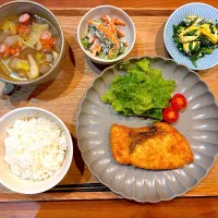 昨日の夜ご飯(カジキのフライ、ニラ玉、小松菜ゴママヨサラダ、根菜スープ)|cocomikaさん