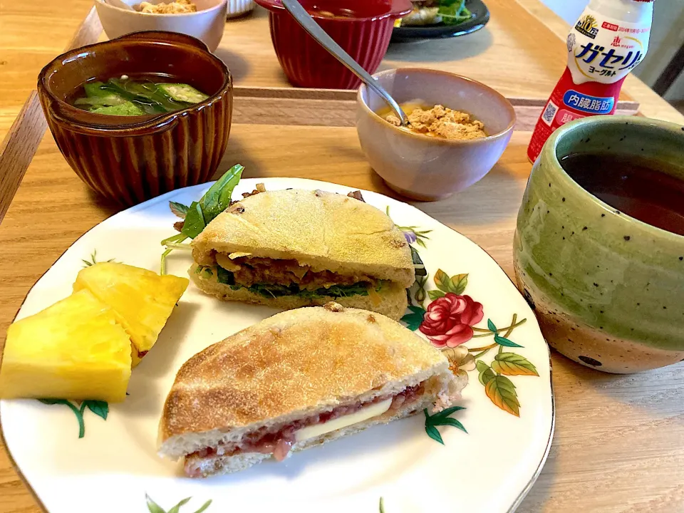 生姜焼きの残りでライ麦イングリッシュマフィンサンド♡発酵あんバターサンド♡野菜スープ♡豆乳グルトきな粉きび糖オリゴ♡パイナップル♡ルイボスティー♡ヨーグルトドリンク|さくたえさん