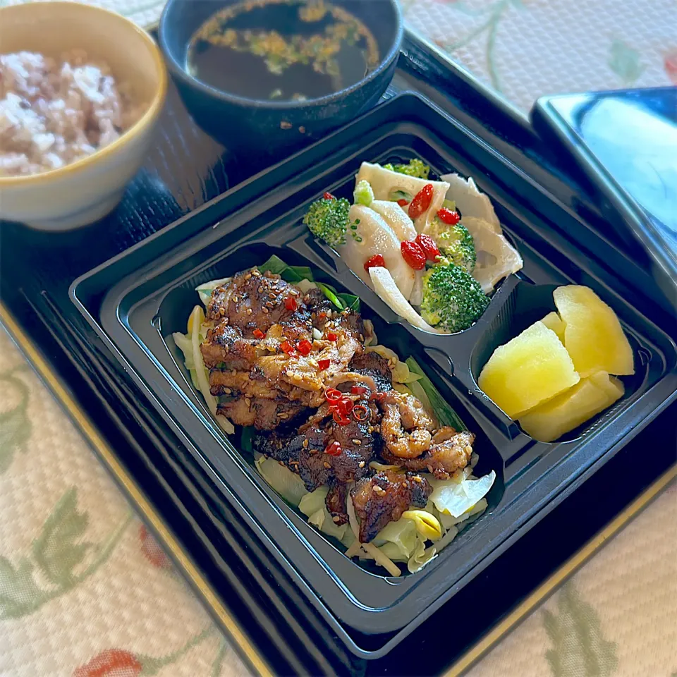 カリカリ豚で食べる茹で野菜弁当|くまちゃんさん