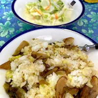 実家ごはん🥰高菜ときんぴらごぼうの炒飯、キャベツのコールスローサラダ|さくたえさん