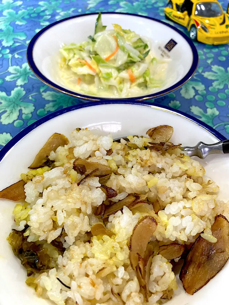 実家ごはん🥰高菜ときんぴらごぼうの炒飯、キャベツのコールスローサラダ|さくたえさん