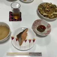 晩御飯☆ハンバーグ☆チャプチェ☆鮭あらの味噌マヨ漬けでちゃんちゃん焼き☆椎茸と鶏肉入り中華スープ|Saharaさん