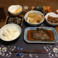 ご飯(青森米本部さんの青天の霹靂のみ)、カレイの煮付け、ひじきのお惣菜、うまみ和豚こま肉のスタミナ炒め、大根とじゃがいもと厚揚げの煮物、沢庵、いなり寿司、麦茶、プリン(夕飯)| enarinさん